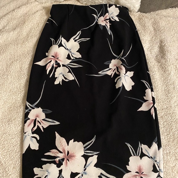 Floral pencil skirt with back spilt - Picture 1 of 3